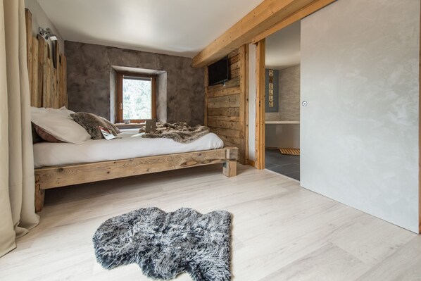 3 bedrooms, travel crib, free WiFi, bed sheets