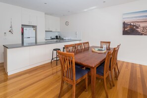 Dining - Boutique Beauty - Prime Location - Wifi - Linen Included (Inverloch)