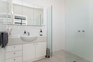 Bathroom - Boutique Beauty - Prime Location - Wifi - Linen Included (Inverloch)