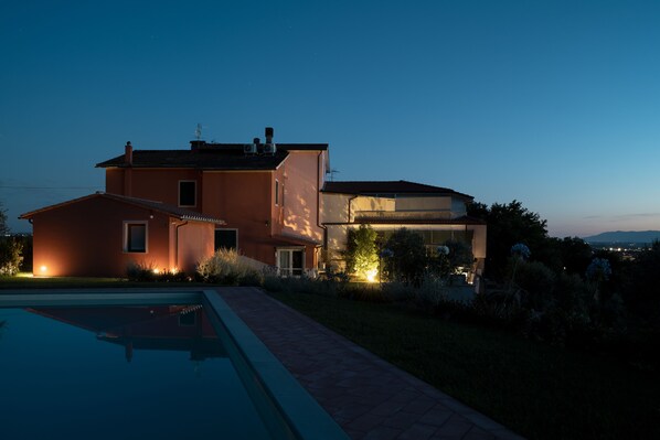 Una piscina al aire libre