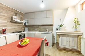 Fridge, oven, stovetop, coffee/tea maker