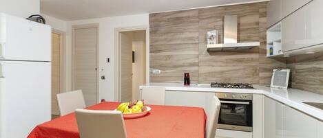 Kühlschrank, Ofen, Herdplatte, Wasserkocher mit Kaffee-/Teezubehör