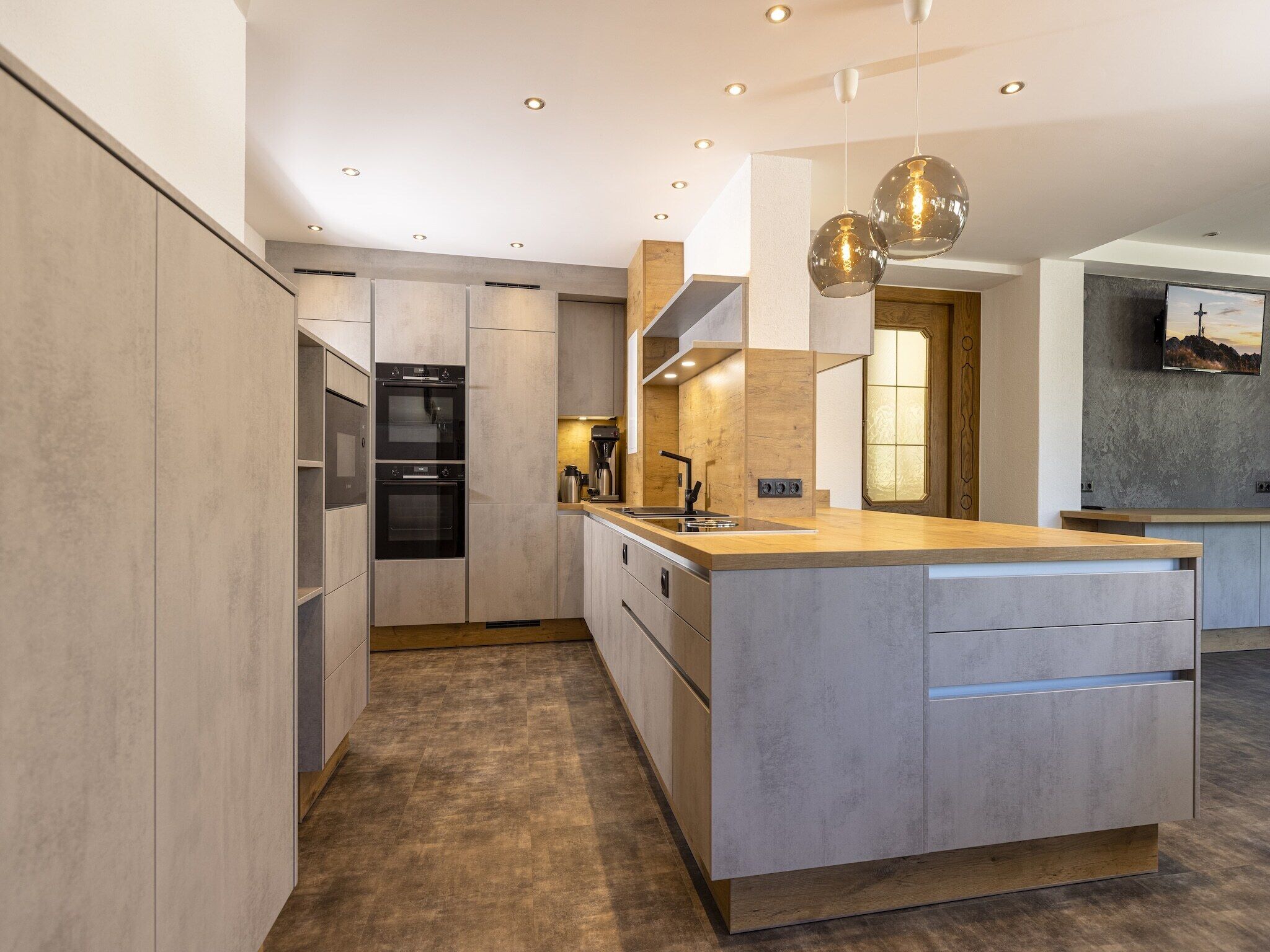 Kühlschrank, Mikrowelle, Herdplatte, Geschirrspüler