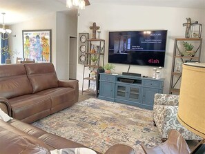 Televisio, takka, työhuone