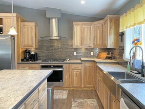 Jääkaappi, mikroaaltouuni, uuni, liesi