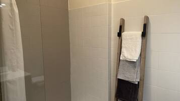 Douche, sĂšche-cheveux, savon