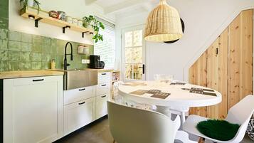 Een koelkast, een oven, een kookplaat, een vaatwasser