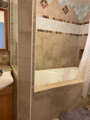 Combined shower/tub, jetted tub, hair dryer, towels - The Moose Is Inn Rental (Clam Gulch)