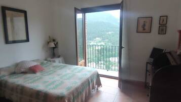 3 slaapkamers, een strijkplank/strijkijzer, beddengoed