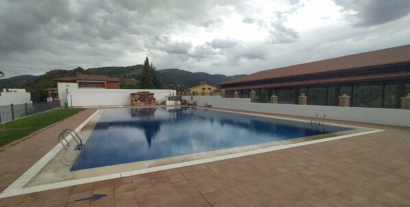 حمّام سباحة خارجي