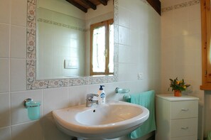 Douche, sèche-cheveux, bidet, serviettes fournies