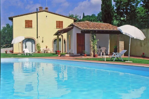 Outdoor pool - APARTMENT WITH LARGE PRIVATE GARDEN IN FRONT...IDEAL FOR RELAXING  (Gambassi Terme)