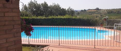 Una piscina al aire libre