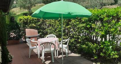 APPARTEMENT AVEC VUE SUR LA PISCINE ET LA MAGNIFIQUE CAMPAGNE TOSCANE