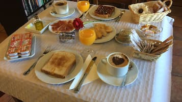 Petit déjeuner continental servi les week-ends (10 EUR par personne)
