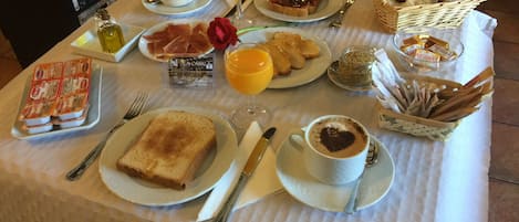 Kontinentales Frühstück am Wochenende (10 EUR pro Person)