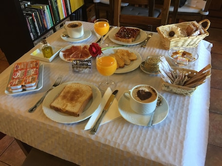 Desayuno continental los fines de semana (EUR 10 por persona)