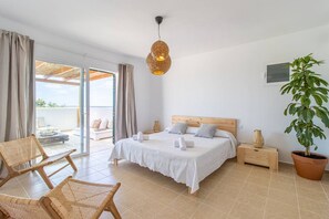 4 bedrooms, desk, iron/ironing board, travel crib