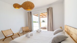 4 soverom, skrivebord, strykejern/-brett og reiseseng for barn
