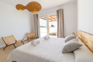 4 makuuhuonetta, työpöytä, silitysrauta/-lauta, vauvan matkasänky