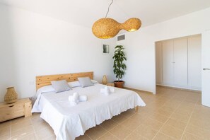 4 chambres, bureau, fer et planche à repasser, lit parapluie