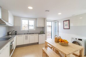 Køleskab, mikrobølgeovn, opvaskemaskine, kaffe-/temaskine