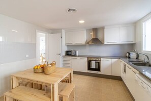 Réfrigérateur, micro-ondes, lave-vaisselle, cafetière/bouilloire