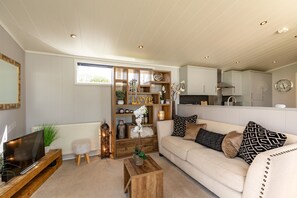 Luxury Apartment, Private Bathroom, Garden View | Lounge - Inside No. 1 Retreat (Carnforth)