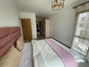 Elite Apartment | 2 bedrooms, iron/ironing board, free WiFi