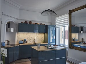 Réfrigérateur, micro-ondes, four, plaque de cuisson