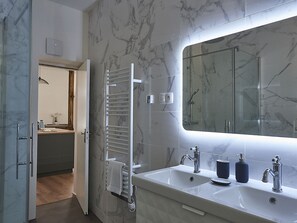 Shower, hair dryer, towels - Apartment SAINT-MARTIN 3, in the heart of Colmar (2BR, 1 BA, sleeps 4) (Colmar)
