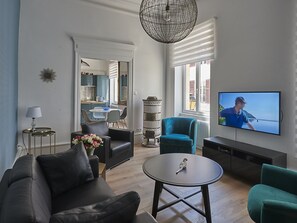 TV connectée, lecteur de DVD, livres
