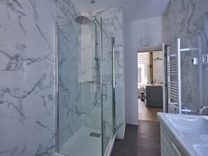 Shower, hair dryer, towels