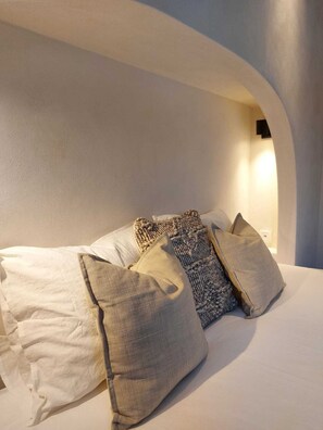 6 chambres, fer et planche à repasser, lit de bébé portatif