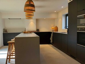 Réfrigérateur, four à micro-ondes, un four, surface de cuisson