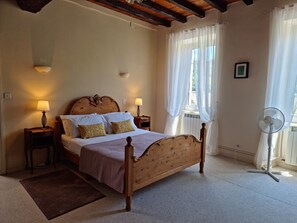 6 bedrooms, iron/ironing board, travel cot, free WiFi