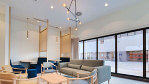 Un interior moderno con un sofá, sillas y una mesa.