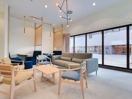 Un interior moderno con un sofá, sillas y una mesa.