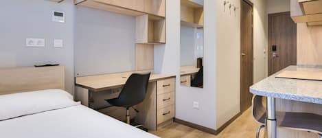 Bureau, espace de travail pour ordinateur portable, Wi-Fi gratuit