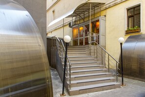 A set of stairs with metal railings and a glass enclosure leading to a building entrance. - Minima Krasnye vorota (Moscow)