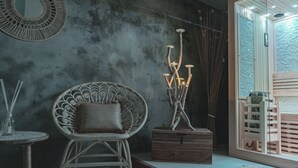A modern interior with a wicker chair, a wooden chest, and a unique light fixture. - Cà del Mago, luxury, private heated pool and spa a stone's throw from the sea (Lerici)