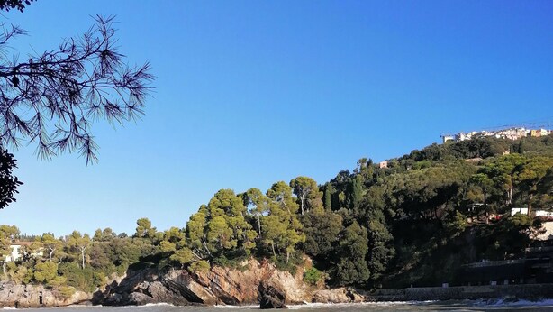 A coastal landscape with waves, a rocky shoreline, and a forested hill with buildings. - Cà del Mago, luxury, private heated pool and spa a stone's throw from the sea (Lerici)