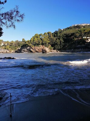 A coastal landscape with waves, a rocky shoreline, and a forested hill with buildings. - Cà del Mago, luxury, private heated pool and spa a stone's throw from the sea (Lerici)