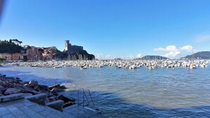 A coastal town with a historic castle, a marina filled with boats, and a stone waterfront walkway. - Cà del Mago, luxury, private heated pool and spa a stone's throw from the sea (Lerici)