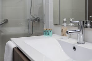 Een douche, een haardroger, handdoeken, shampoo