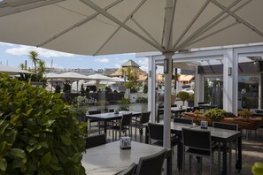 تناول الطعام بالخارج