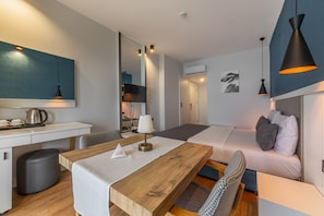 Minibar, in-room safe, desk, laptop workspace - Tema 242 Hotel (Antalya)
