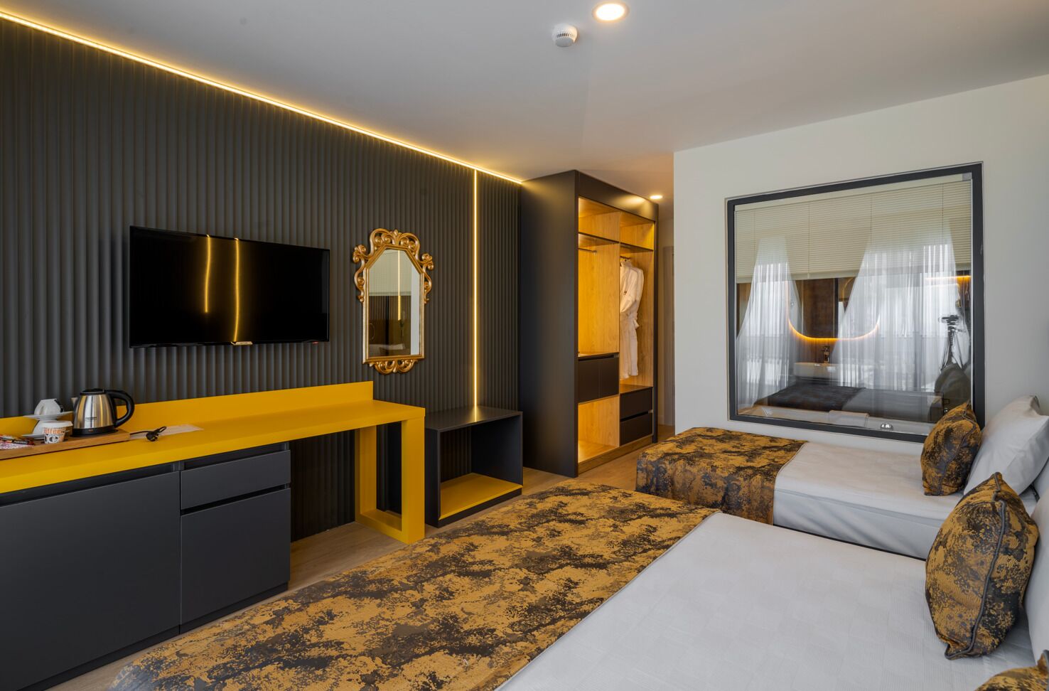 deluxe double or twin room | 1 bedroom, minibar, in-room safe, desk