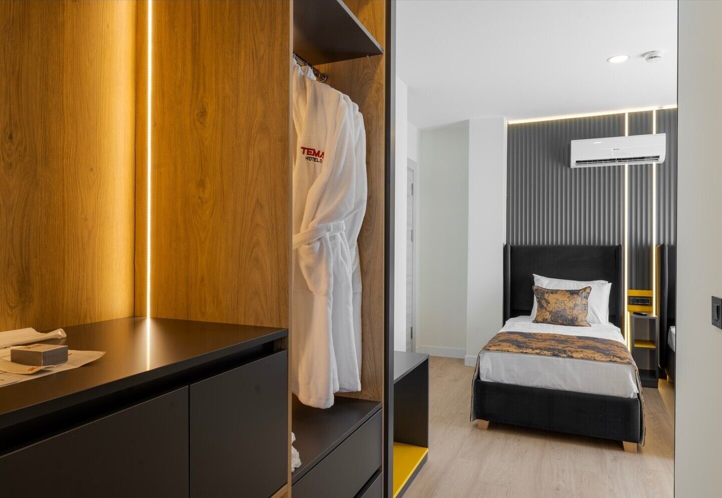 deluxe double or twin room | 1 bedroom, minibar, in-room safe, desk