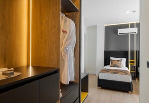 Minibar, in-room safe, desk, laptop workspace - Tema 242 Hotel (Antalya)